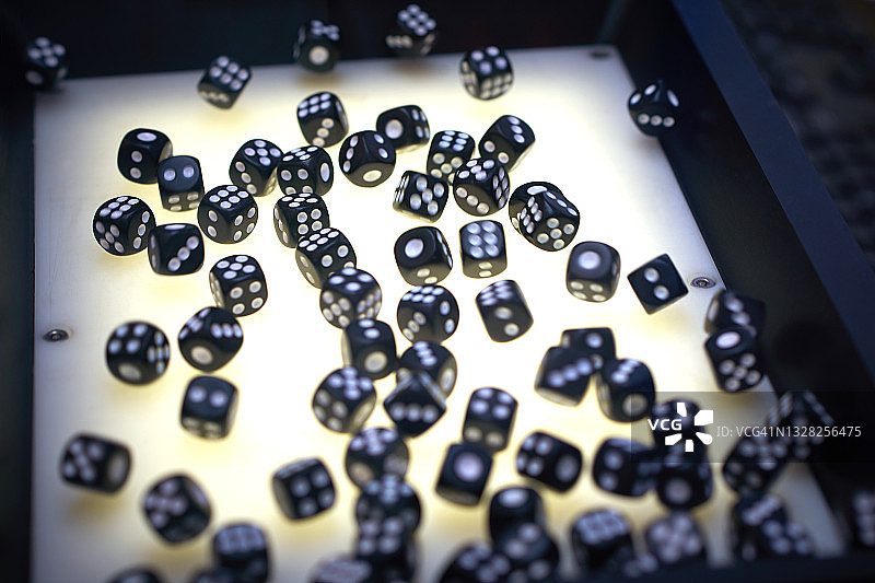 过滤工作台上的黑色骰子图片素材