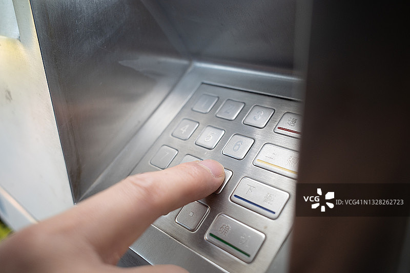 一只手正在按按钮图片素材