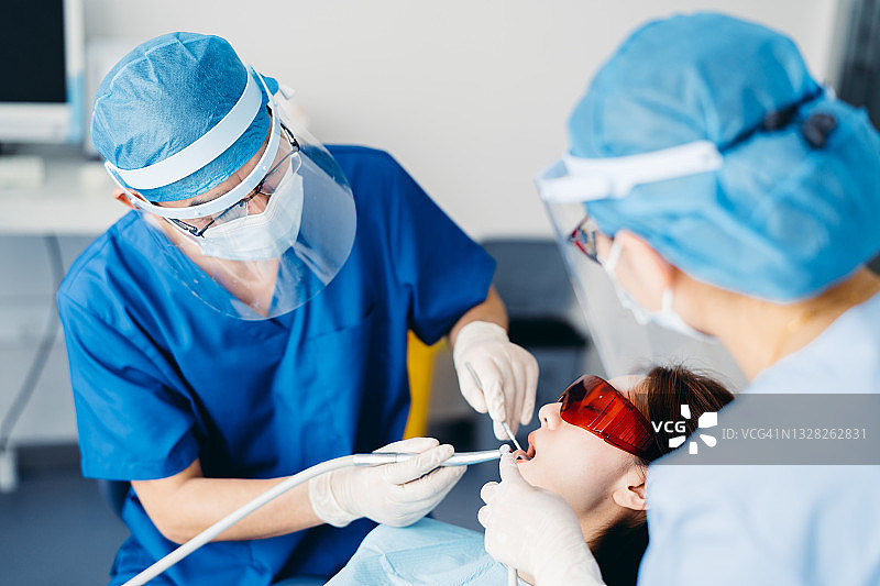 年轻的亚洲女性在牙医处进行牙齿检查图片素材