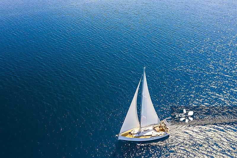 在海上航行的白色帆船游艇，克罗地亚豪华海上假期图片素材