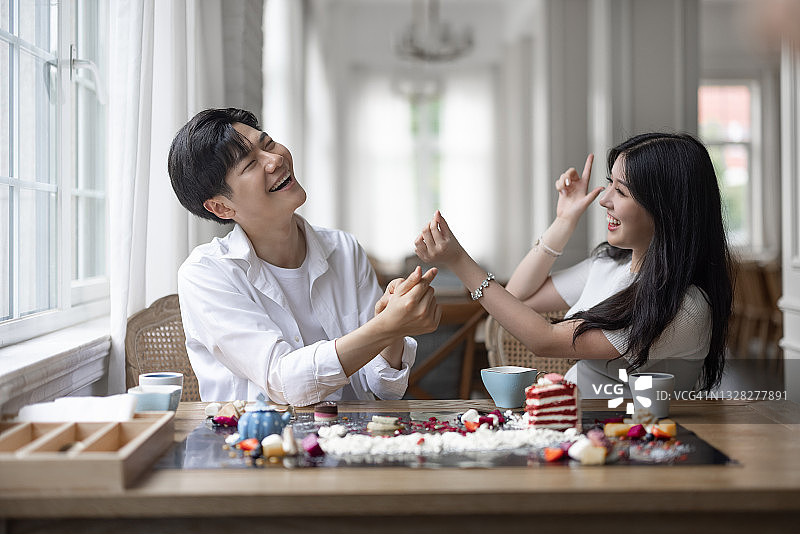 情侣在咖啡店约会图片素材