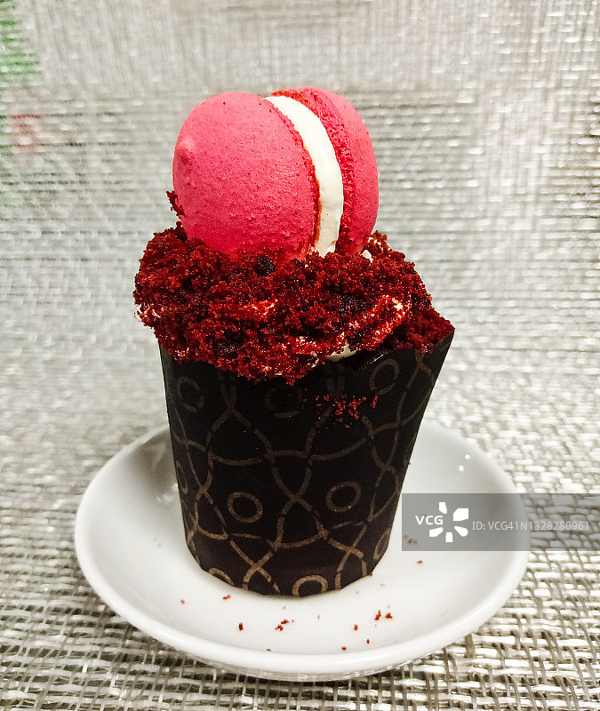 红色天鹅绒纸杯蛋糕图片素材