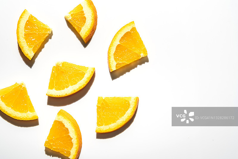 白色背景上的橙子或橘子切片阴影图片素材