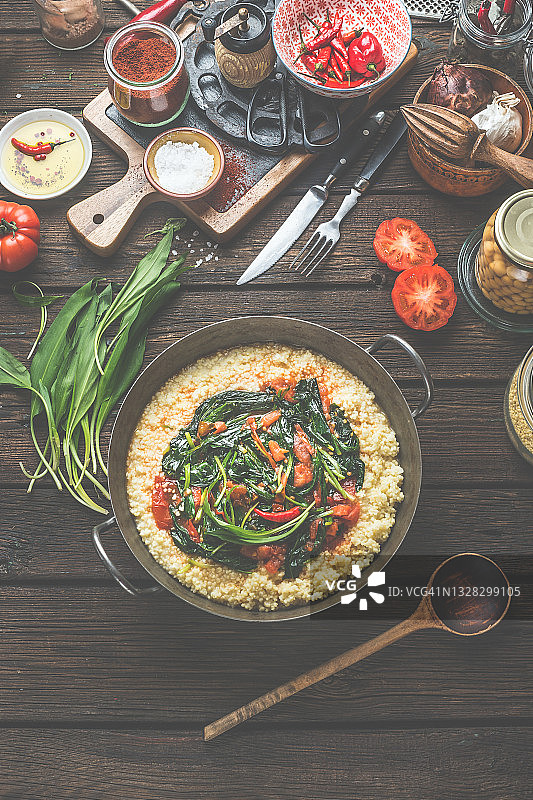木制厨房桌上的小米烩饭烹饪锅图片素材