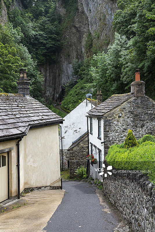 英格兰德比郡卡斯尔顿“皮克洞”附近的狭窄街道图片素材