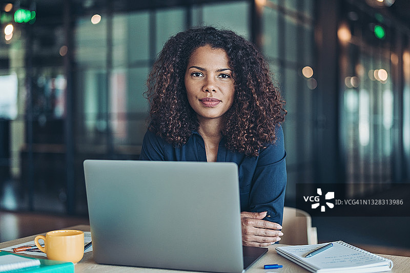 在办公室里的非洲裔女商人图片素材