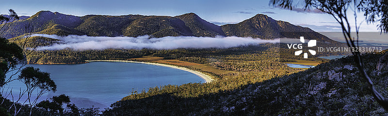 塔斯马尼亚菲欣纳国家公园的酒杯湾清晨美景图片素材