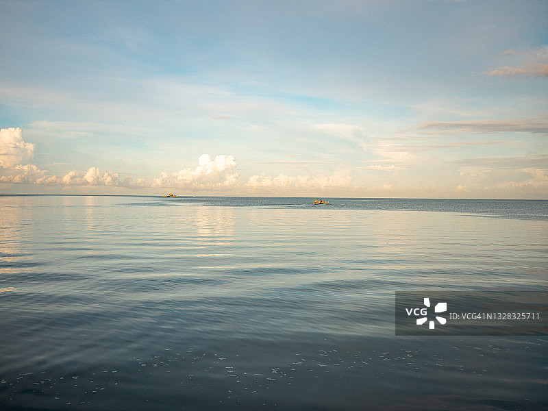 菲律宾奎松省乌尼桑公共市场附近的传统渔船图片素材