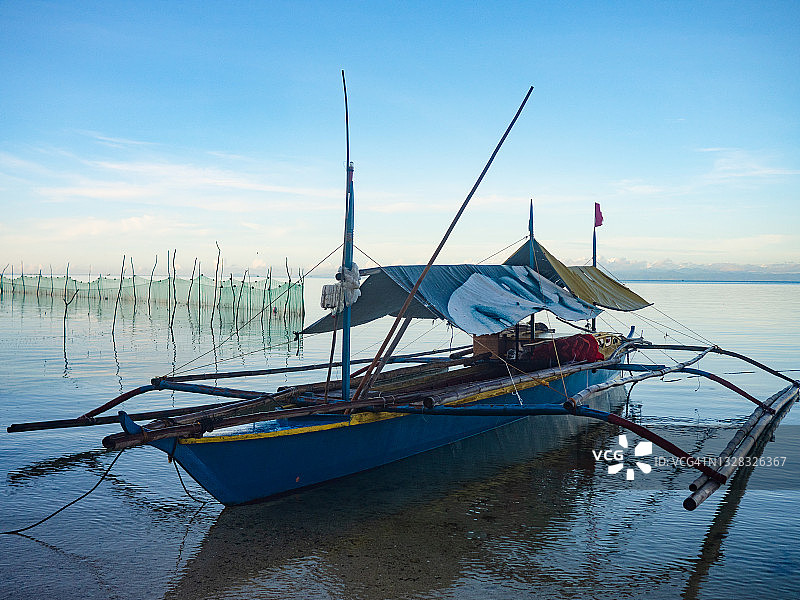 菲律宾奎松省乌尼桑沙滩传统渔船图片素材
