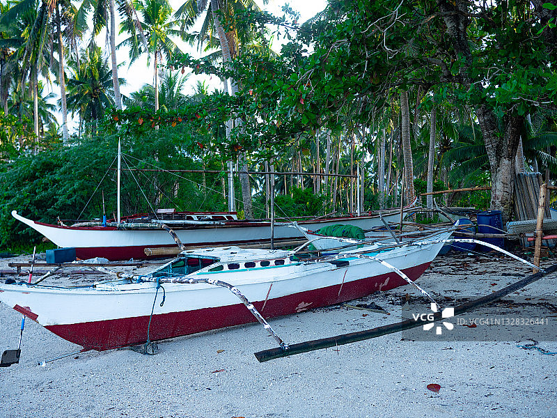 菲律宾奎松省乌尼桑沙滩传统渔船图片素材