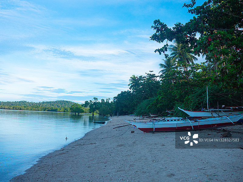菲律宾奎松省乌尼桑沙滩传统渔船图片素材