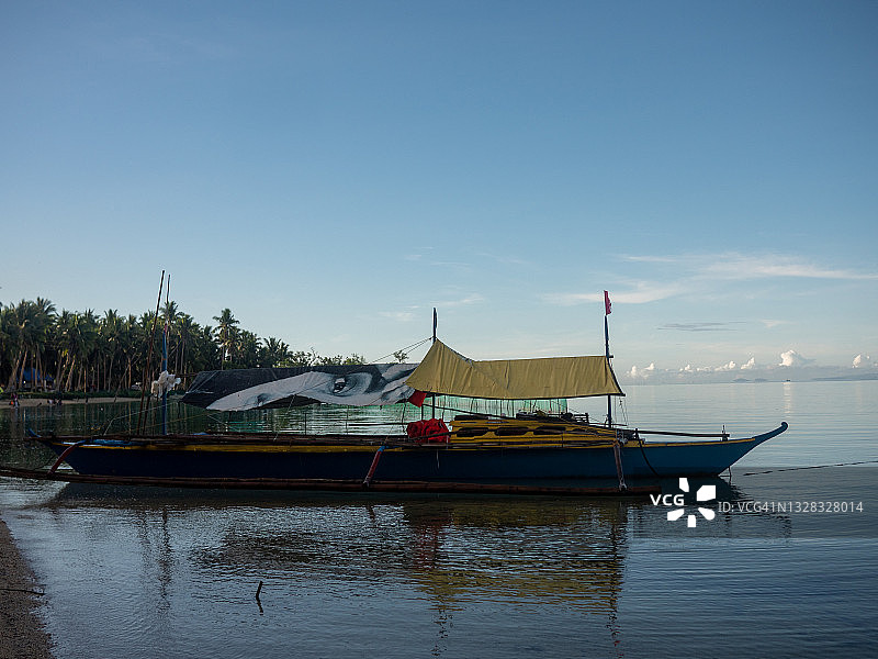 菲律宾奎松省乌尼桑沙滩传统渔船图片素材