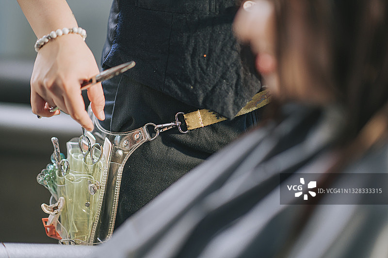 中国发型师在沙龙为顾客剪发图片素材