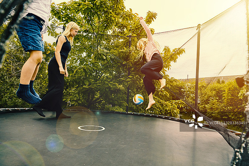 孩子们在蹦床上玩耍图片素材