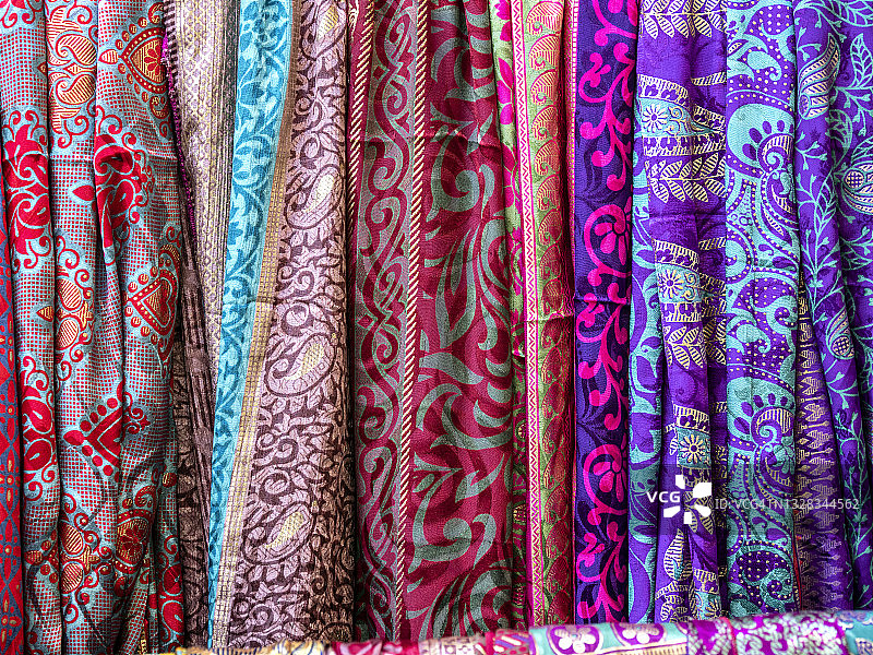 户外展示的丝巾特写图片素材