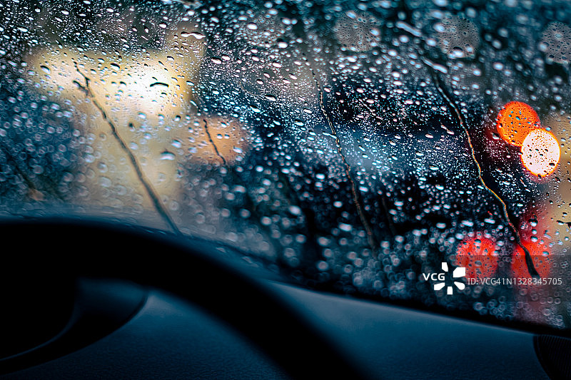 雨和汽车玻璃图片素材