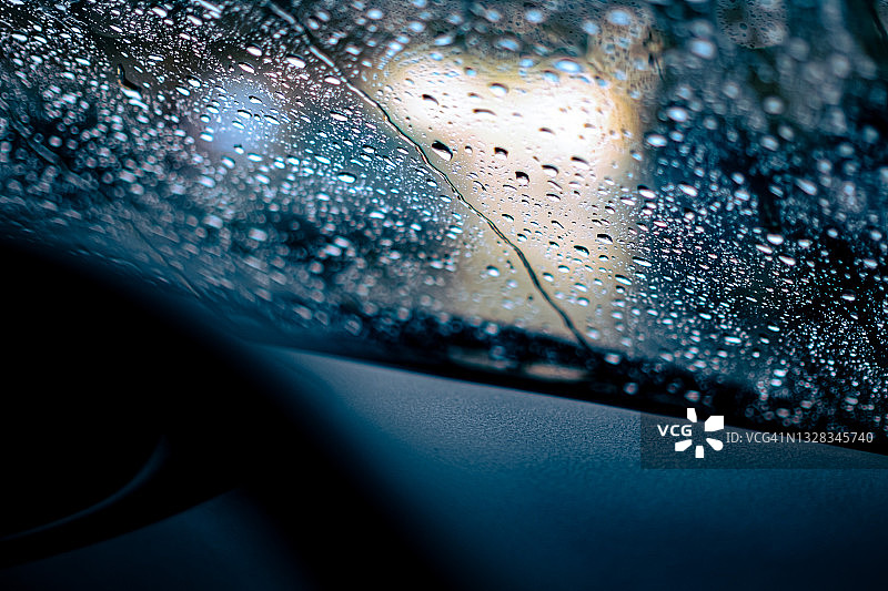 雨和汽车玻璃图片素材