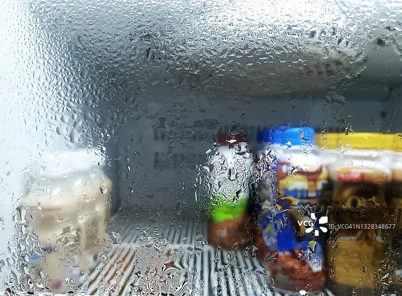 冰箱里的软饮料瓶图片素材