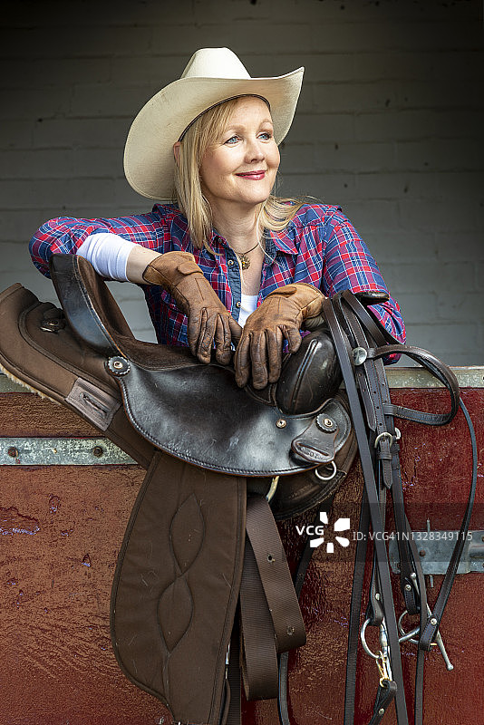 身穿经典西部乡村骑马服装的女人图片素材