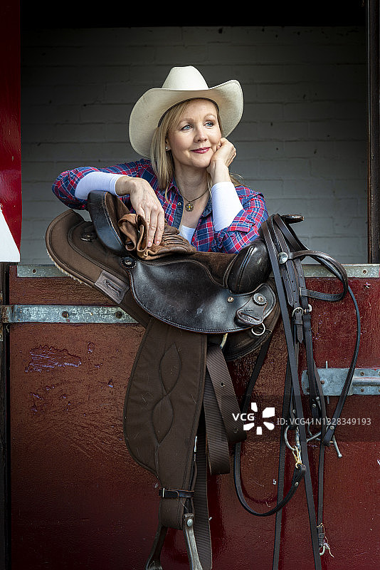 身穿经典西部乡村骑马服装的女人图片素材