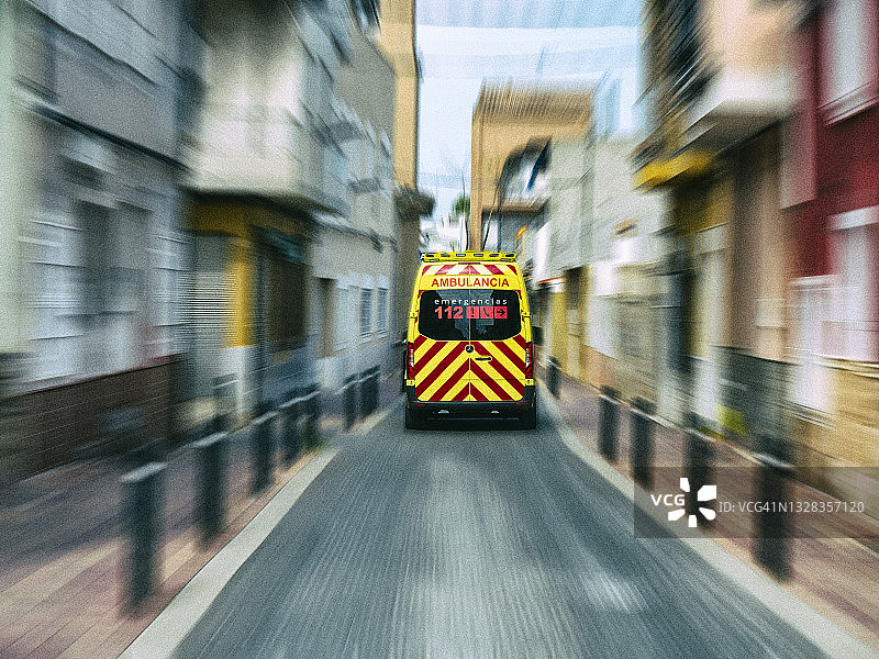 在城市街道上快速行驶的救护车图片素材