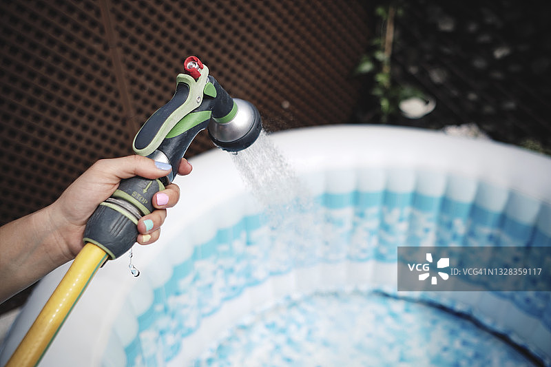 水管正在给热水浴缸注水图片素材