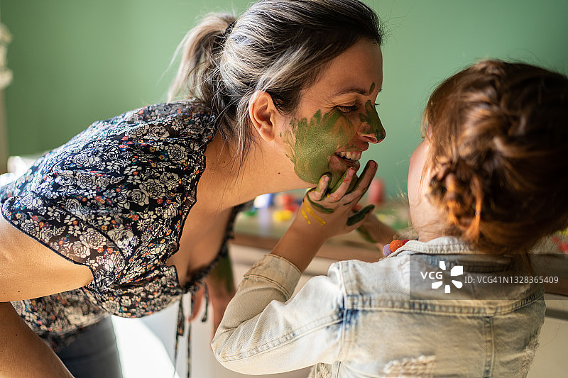 母女在家互相在脸上涂鸦图片素材