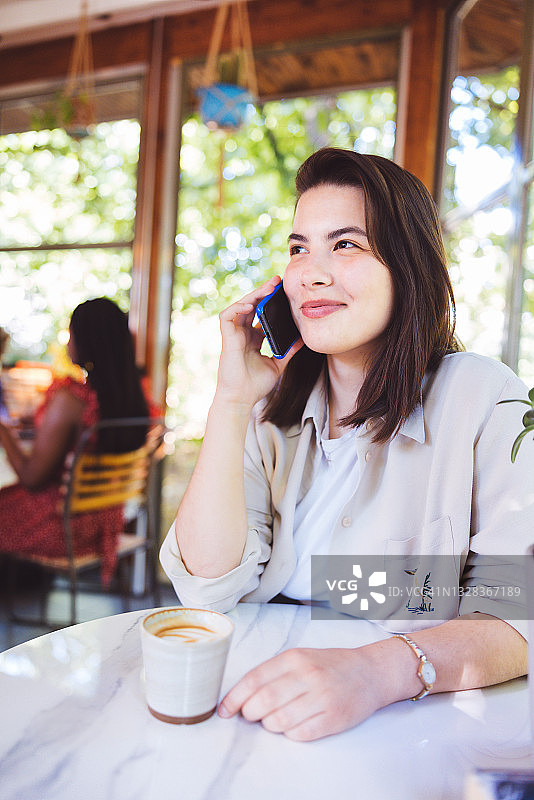 在咖啡店里的女孩图片素材