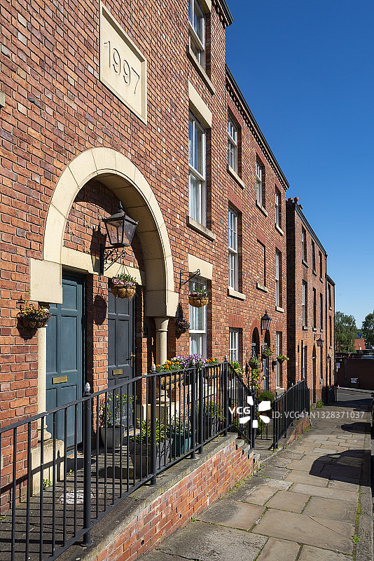 英国大曼彻斯特斯托克波特的一排旧砖房图片素材
