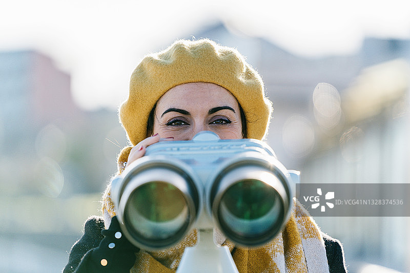 使用望远镜的女人图片素材