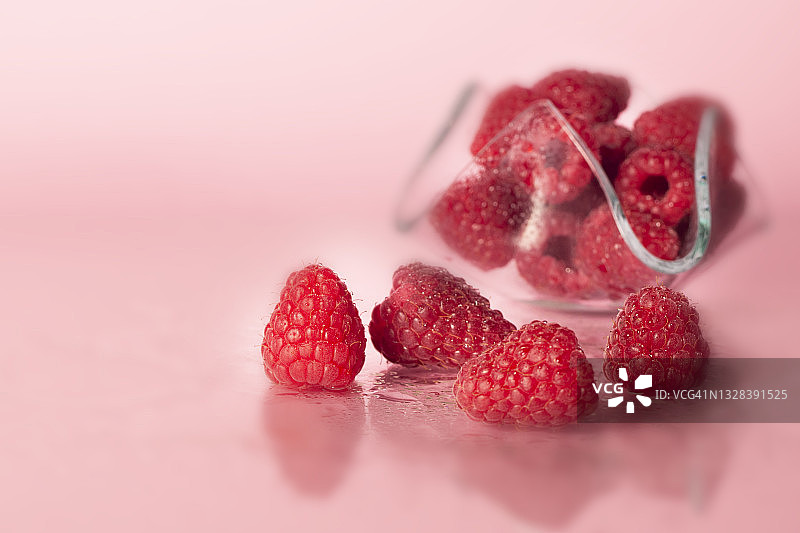 玻璃杯里的多汁覆盆子图片素材