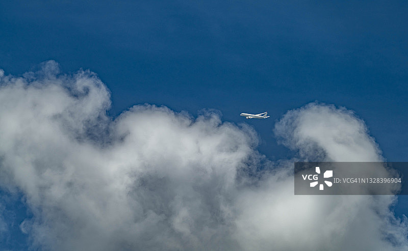 在日本冲绳夏季天空飞行的飞机图片素材