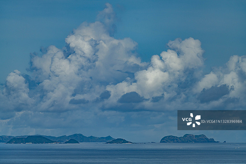 日本冲绳海滩的夏日云彩图片素材