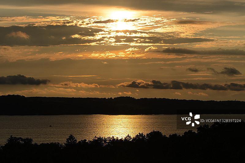 美国纽约州斯卡尼亚特莱斯湖日落图片素材