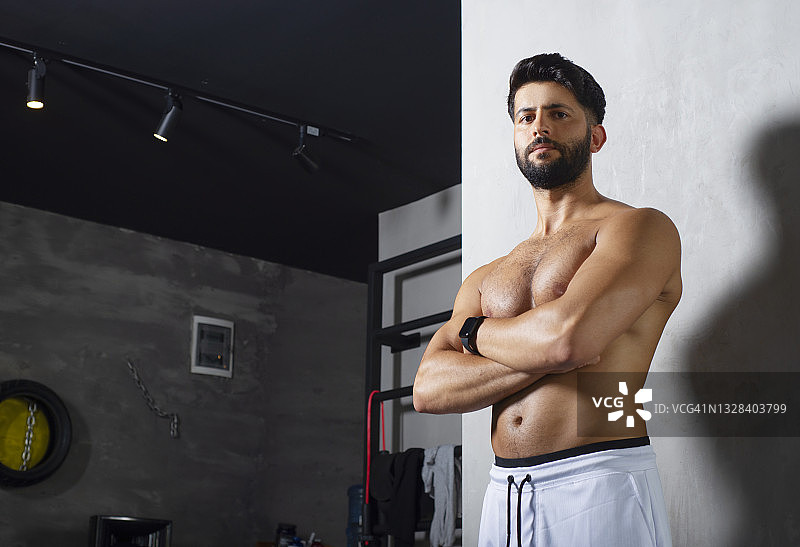 肌肉发达的男子赤膊交叉双臂的合影图片素材