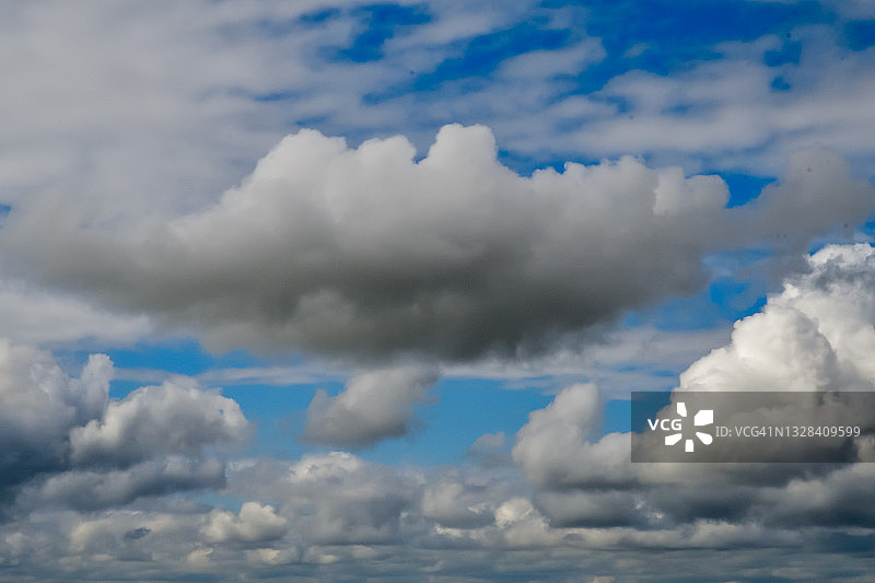 蓝天背景下的翻滚云朵图片素材