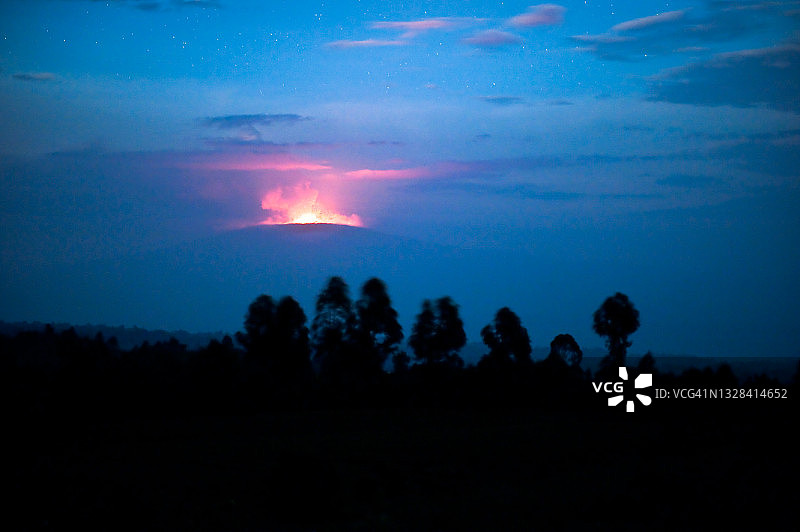 刚果民主共和国维龙加国家公园尼拉贡戈火山夜景图片素材