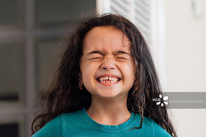 闭着眼睛的微笑女孩图片素材