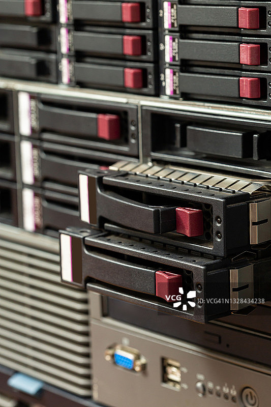 阵列中拉出的两个硬盘盒图片素材