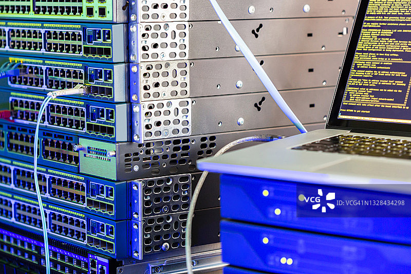 数据中心内的服务器机架及通信电缆图片素材