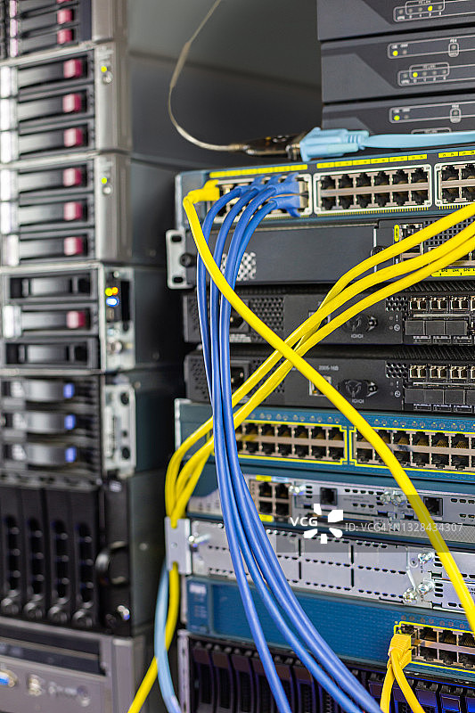 连接电缆的网络服务器面板图片素材