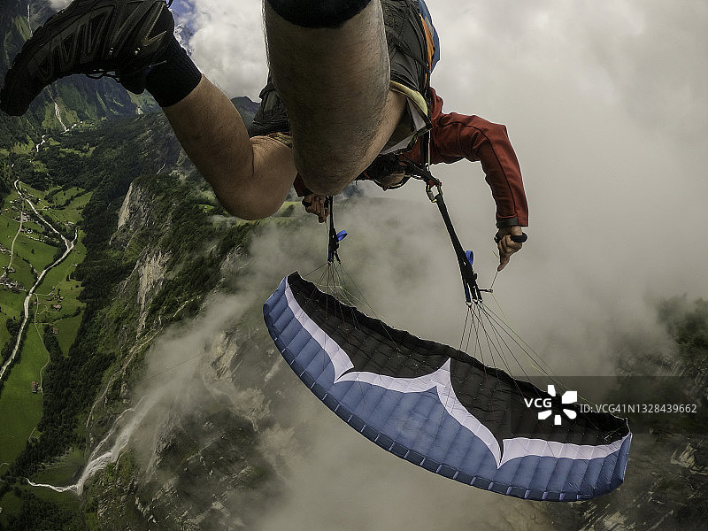 滑翔伞飞行员的视角图片素材