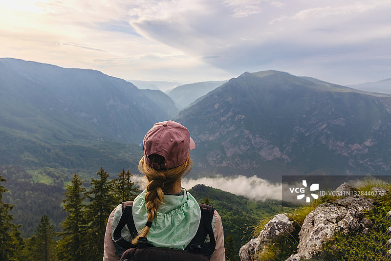 年轻女子在山顶欣赏美景图片素材