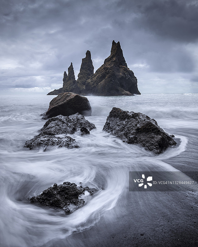 冰岛南部维克镇黑沙滩附近的雷尼斯德兰格海蚀柱图片素材