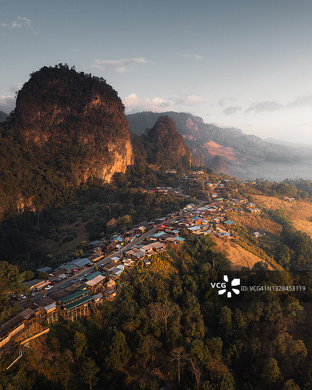 泰国夜丰颂府山林村庄航拍图片素材