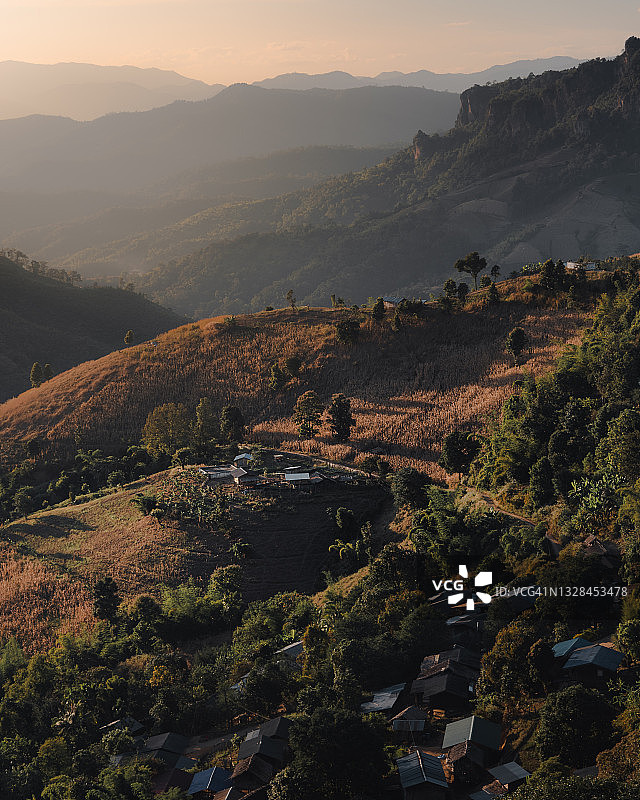 泰国森林中雾气笼罩的金色日出，泰国夜丰颂府的山景图片素材