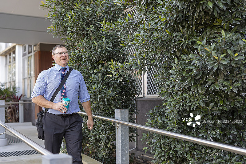 离开大楼的企业商人图片素材