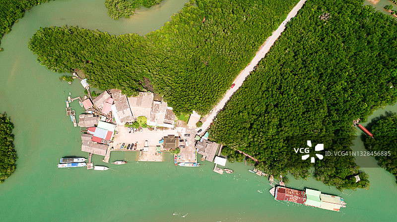 鸟瞰带红树林的村庄和码头图片素材