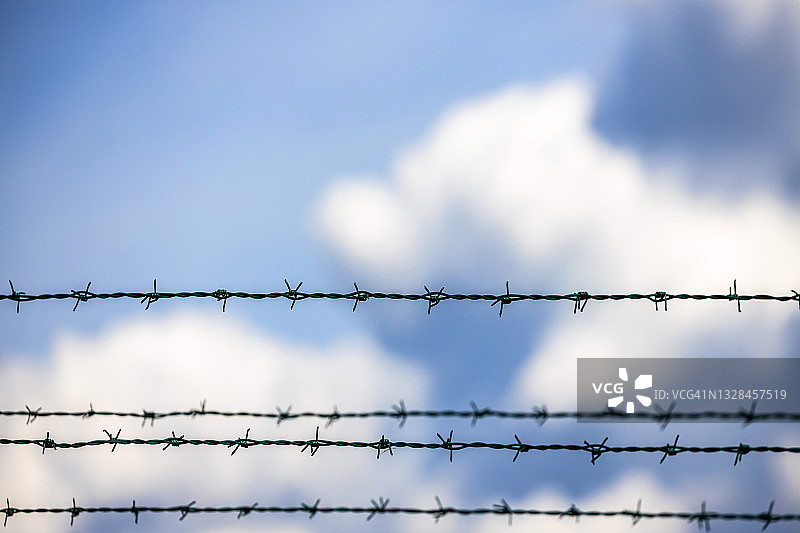 带刺铁丝网与天空图片素材
