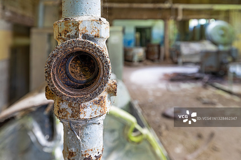 废弃建筑物中的旧管道图片素材